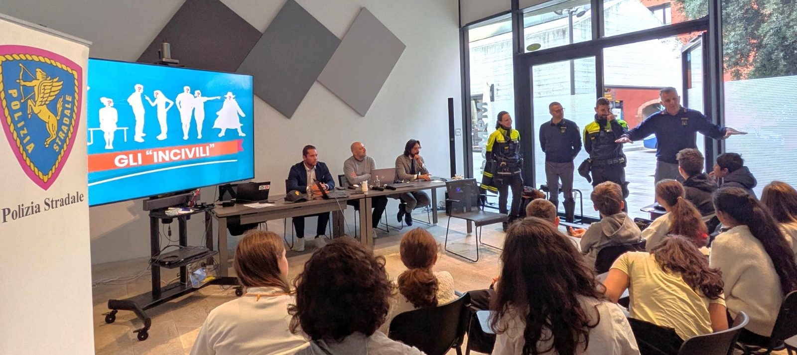 Incontro educativo con la Polizia Stradale, presentazione sul tema della sicurezza stradale per un gruppo di studenti.