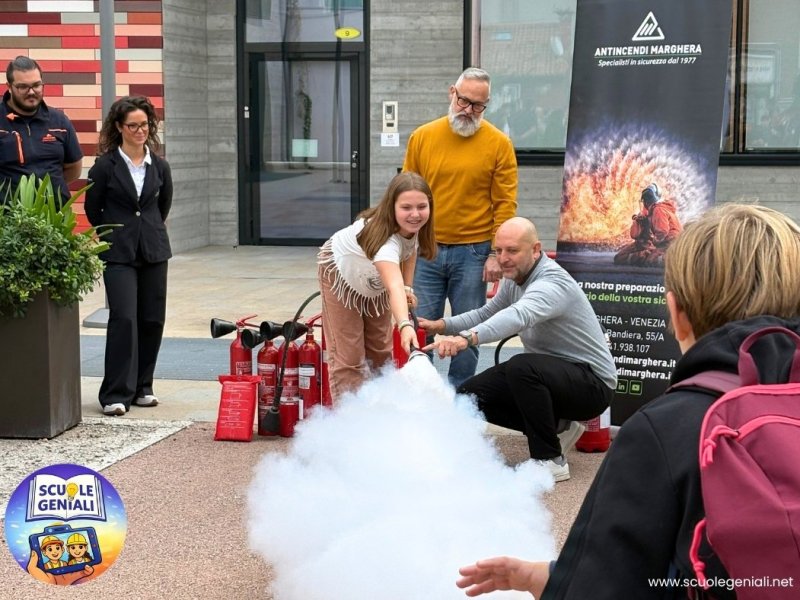 👷‍♀️👷Studenti e insegnanti al Laboratorio Sicurezza incendi di Scuole Geniali&nbsp;🧯🔥
